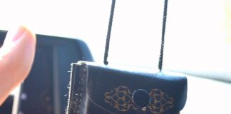 A bën ta mbajë Kuranin në makinë?