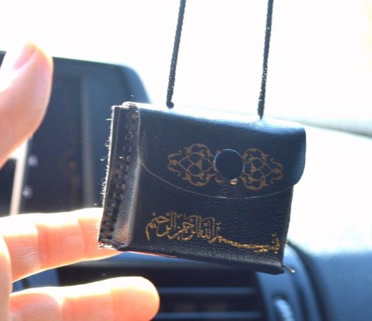 A bën ta mbajë Kuranin në makinë?