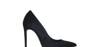 A ju lejohet grave të mbathin këpucë me taka të larta?