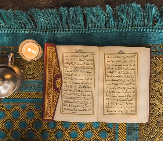 Cila është akideja e ndjekësve të sunetit dhe xhematit për sa i përket Emrave dhe Cilësive të Allahut?