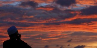 A është i vërtetë ky hadith në lidhje me atë që flet gjatë këndimit të ezanit?