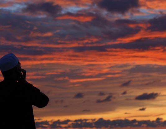 A është i vërtetë ky hadith në lidhje me atë që flet gjatë këndimit të ezanit?