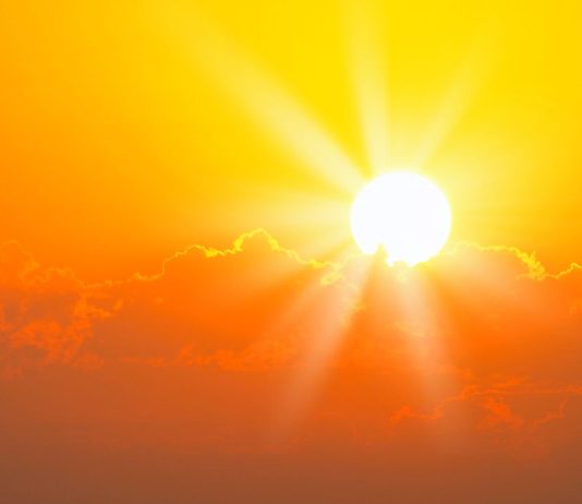 Komentimi i hadithit në lidhje me Diellin se si i bën sexhde Allahut