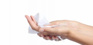 A e zëvendësojnë ujin për pastrim pecetat e lagura?