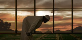 A lejohet falja e namazit vullnetar në xhami në kohën kur ndalohet namazi?