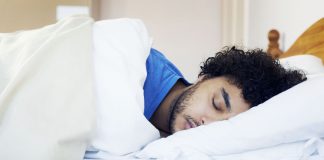 A mund ta fali namazin e jacisë para hyrjes të kohës sipas takvimit?