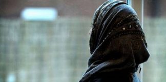 Çfarë të bëj me burrin që s’e fal namazin, e shan fenë dhe sillet keq me mua?