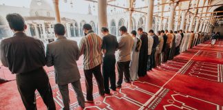 Ka dy xhami afër njëra-tjetrës dhe e dyta ka pak ose aspak xhemat. Në cilën prej dy xhamive duhet të falem?