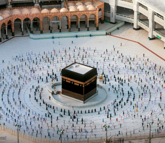 Nëse gjatë tavafit, duke lexuar Kuran, has në sexhde të leximit, a duhet të bëj sexhde?