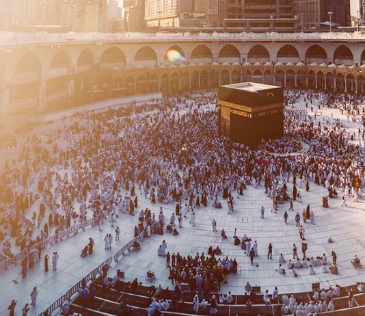 Gjatë qëndrimit në Mina, a lejohet që kohët e namazit t’i fal në Qabe, e pastaj të kthehem sërish në Mina?