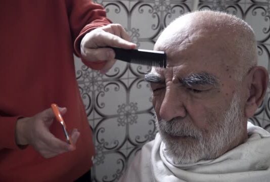 A më lejohet t’i shkurtoj vetullat, ngaqë më pengojnë në shikim?