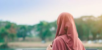 Shoh njolla gjaku pasi kam përfunduar ciklin menstrual, a duhet të fal namazin?