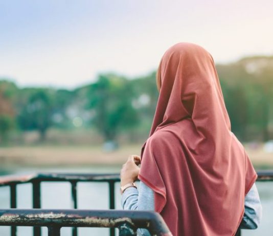 Shoh njolla gjaku pasi kam përfunduar ciklin menstrual, a duhet të fal namazin?