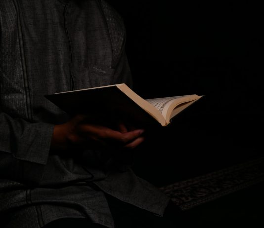 A lejohet leximi i Kuranit për të vdekurin?