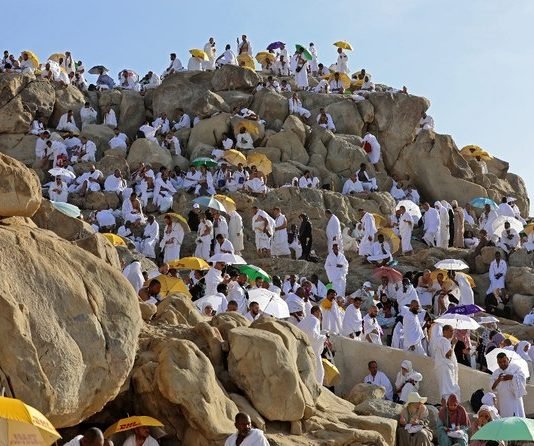 A iu pranohet haxhilerëve namazi jo i shkurtuar në Mina, Arafat dhe Muzdelife?