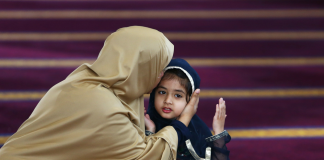 A është obligimi ndaj fëmiut më i madh ndaj nënës apo babait?