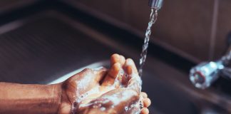 A lejohet pastrimi i duarve me sapun gjatë umres?