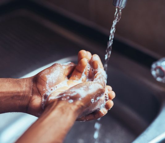 A lejohet pastrimi i duarve me sapun gjatë umres?