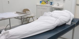 A duhet të marrë gusël ai që e pastron xhenazen dhe ai i cili e bart atë?