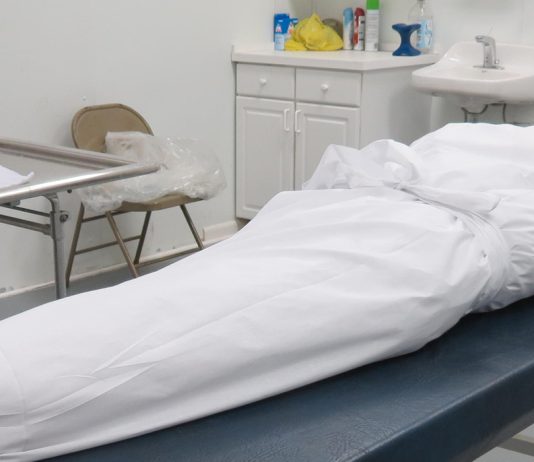 A duhet të marrë gusël ai që e pastron xhenazen dhe ai i cili e bart atë?