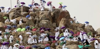 A është e pëlqyer të ngjitemi në kodrën e mëshirës, në Arafat, gjatë kohës së haxhit?