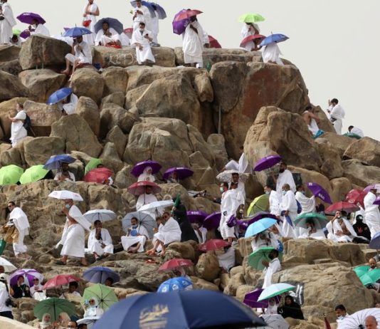 A është e pëlqyer të ngjitemi në kodrën e mëshirës, në Arafat, gjatë kohës së haxhit?