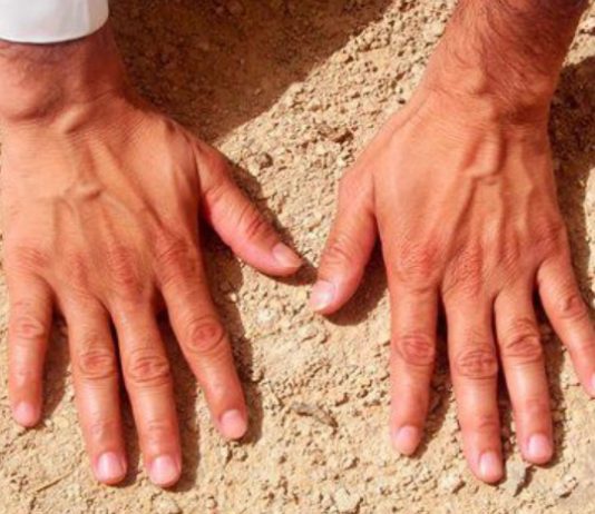 Nëse nuk gjendet dhe, a mund të mirret tejmum duke prekur murin?