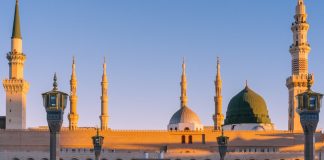 A lejohet të kërkojmë ndërmjetësim te Pejgamberi ﷺ, para varrit të tij?