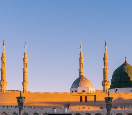 A lejohet të kërkojmë ndërmjetësim te Pejgamberi ﷺ, para varrit të tij?