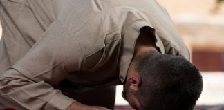 A prishet namazi nëse zbulohet ndonjë pjesë e turpshme e trupit?