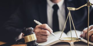 A lejohet ushtrimi i profesionit të avokatit?