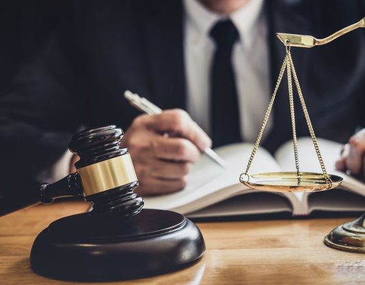 A lejohet ushtrimi i profesionit të avokatit?