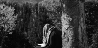 Cila është dispozita e leximit të Kuranit dhe bërjes së duas në varreza për të vdekurin apo për vete?