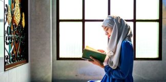 Si të veproj gruaja e cila gjatë namazit i zbulohet një pjesë e flokëve?