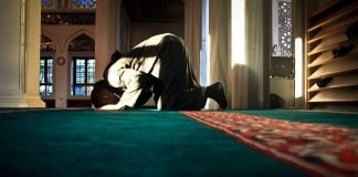 A është shenjë e njerëzve të mirë shenja në ballë, që shkaktohet nga sexhdeja?