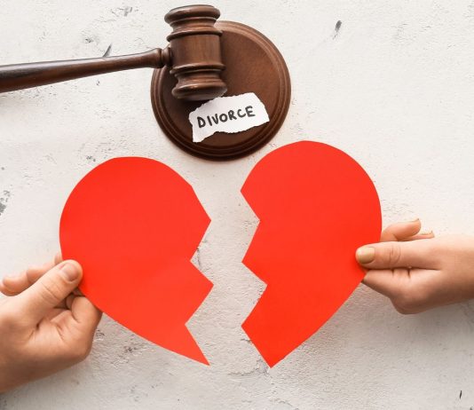 A i lejohet gruas të kërkoj ndarjen nëse burri nuk falet dhe nuk agjëron?