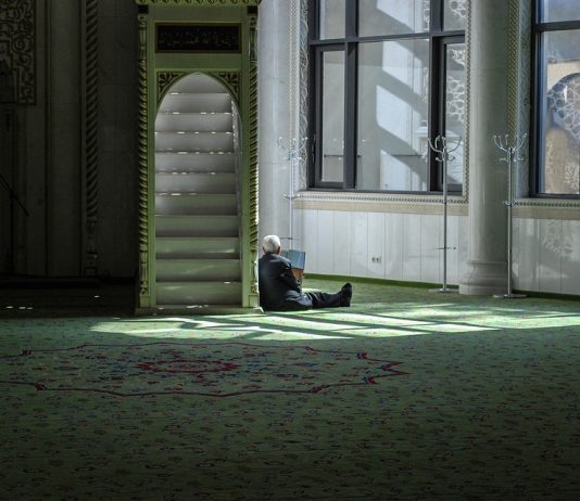 Dispozita për leximin e Kuranit me texhvid dhe leximin e haditheve në formë poezie