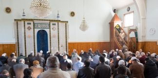 A lejohet që motra muslimane t’i ndjekë ligjëratat në xhami?