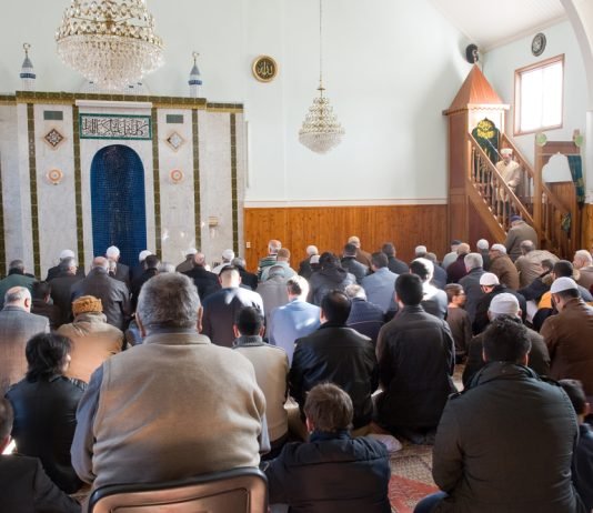 A lejohet që motra muslimane t’i ndjekë ligjëratat në xhami?