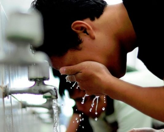 Fshirja e qafës gjatë abdesit dhe e larjes më shumë se tre herë të gjymtyrëve?