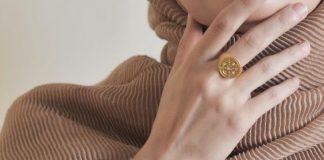 A lejohet motra muslimane të veshë rroba të ngushta para grave dhe mahremëve të saj?