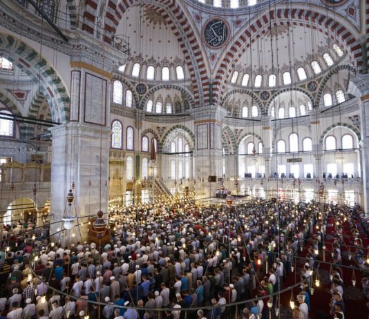 Zgjatja e namazit me xhemat nga imami