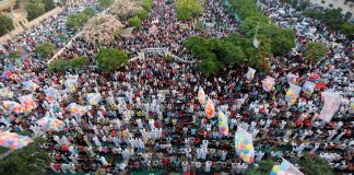 A lejohet këndimi i tekbireve me xhemat gjatë festës së Bajramit?