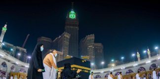 A i lejohet plakës të shkoj në haxh me shoqërues jolegjitim?