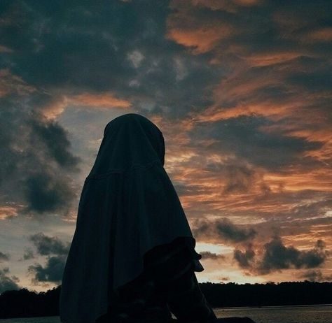 A e ka obligim gruaja muslimane me lehoni, të falet dhe të agjërojë kur pastrohet para 40 ditëshit?