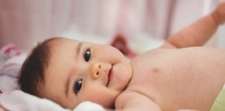 A e prish abdesin gruaja e cila e pastron fëmijën nga papastërtitë?