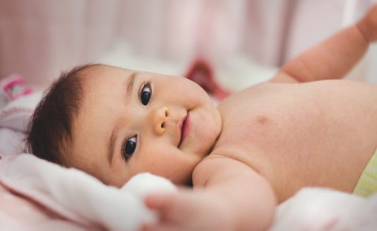 A e prish abdesin gruaja e cila e pastron fëmijën nga papastërtitë?