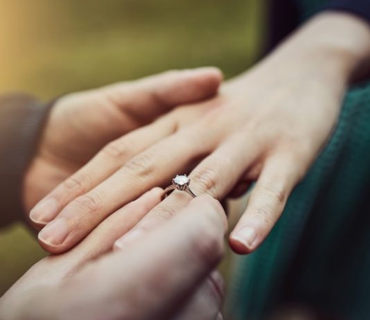 A i lejohet femrës t’i kërkoj fejesë dikujt që një herë e ka refuzuar?