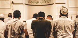 Përgjegjësi nuk më jep leje për të falur namazin, çfarë të bëj?