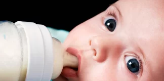 Nëna që i jep gji fëmijës së saj, a lejohet të mos agjërojë?